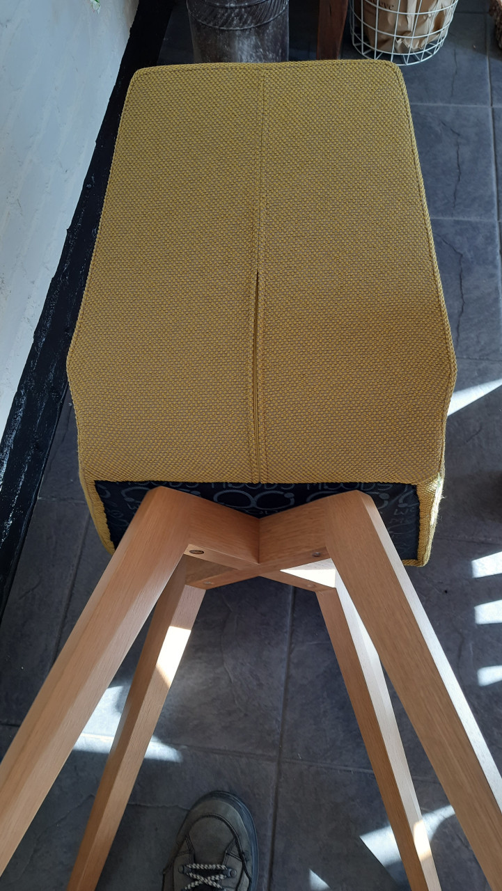 4 fraaie stoelen + teakhouten eettafel