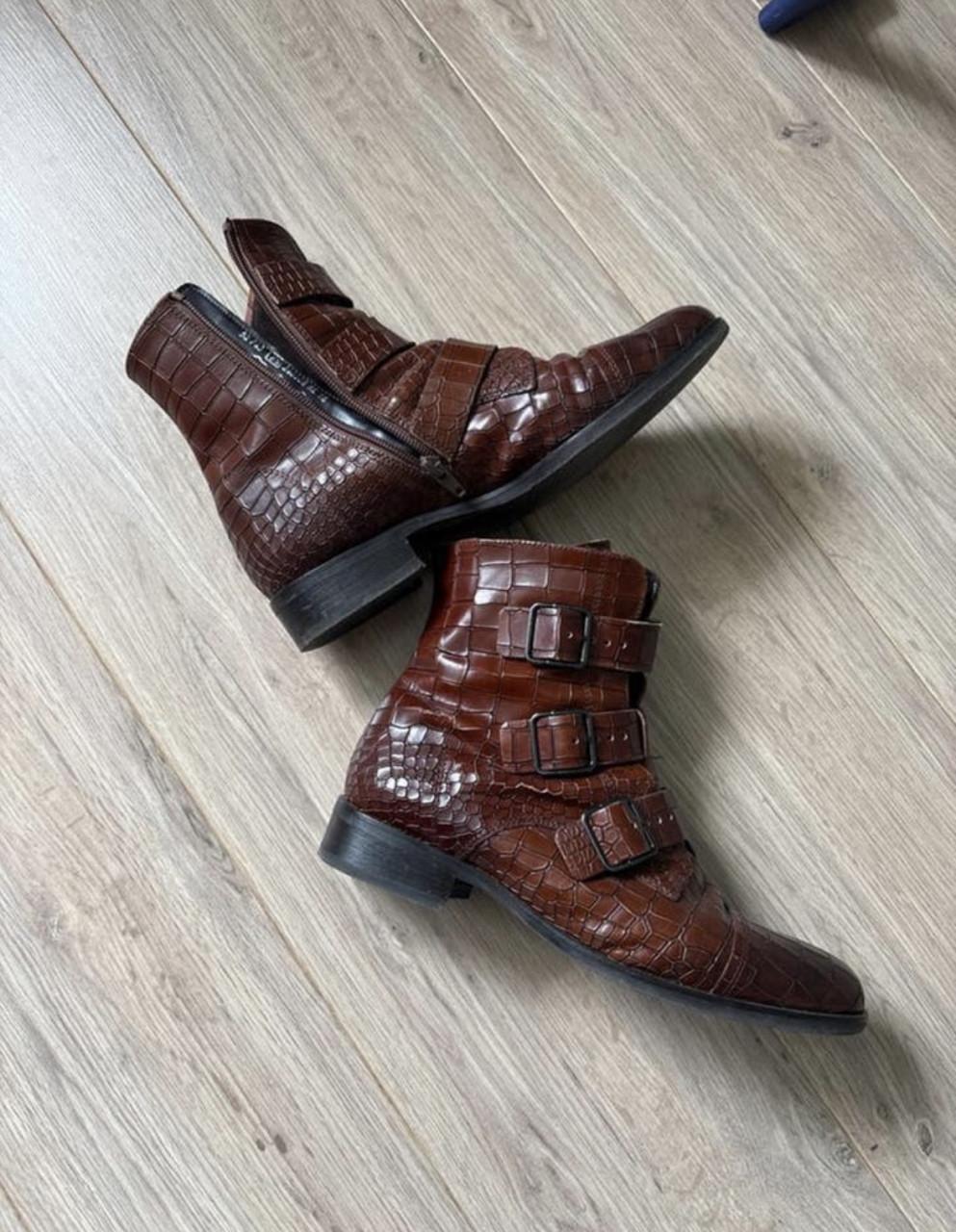 Diverse enkellaarsjes en sportschoenen