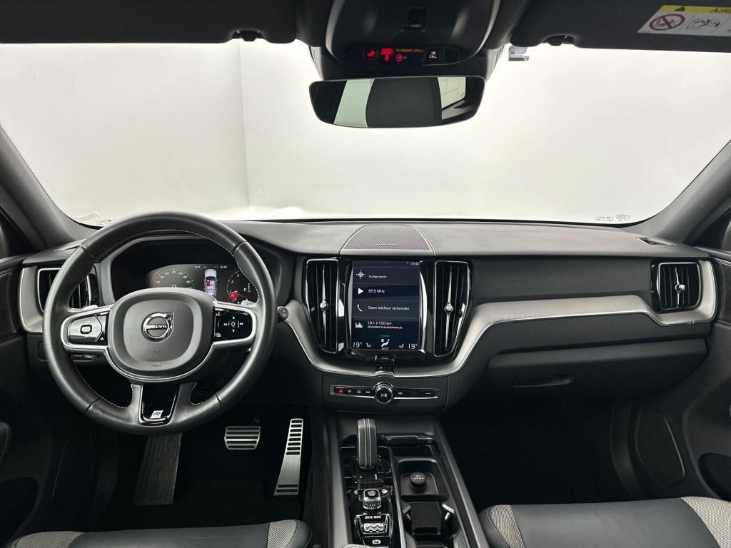 Volvo XC60 b5 264pk r-design| pano| camera| stoelverwarming| trekhaak