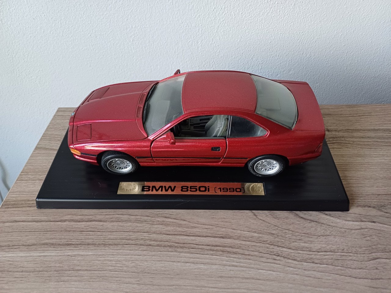 BMW 850i (1990) - Road Legends 1:18