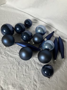 Blauwe glazen kerstballen