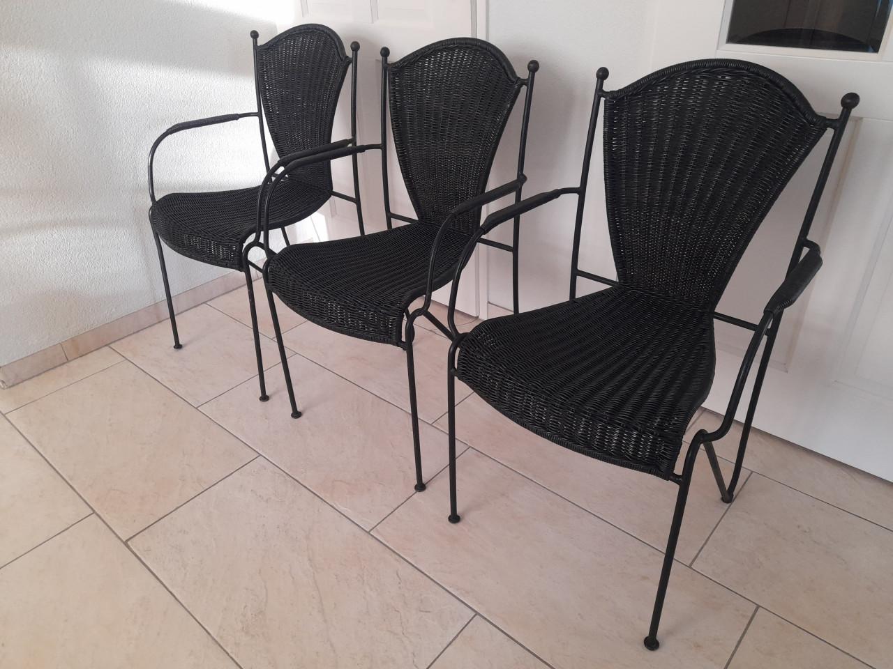 3 Smeedijzeren stoeltjes (in goede nette staat )  €20 per stuk  Stapelbaar!