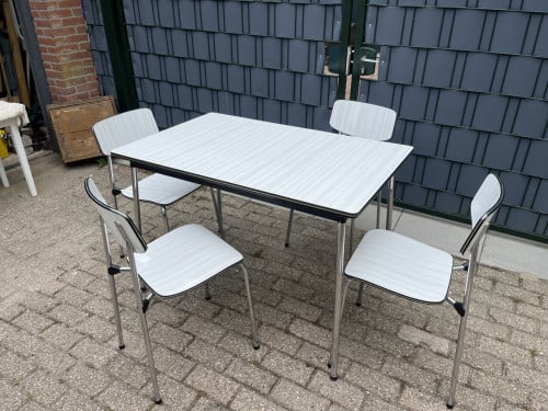 Tafel met 4 stoelen Formica en chromen poten