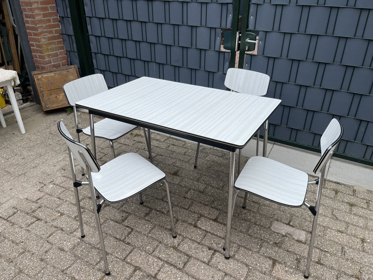 Tafel met 4 stoelen Formica en chromen poten