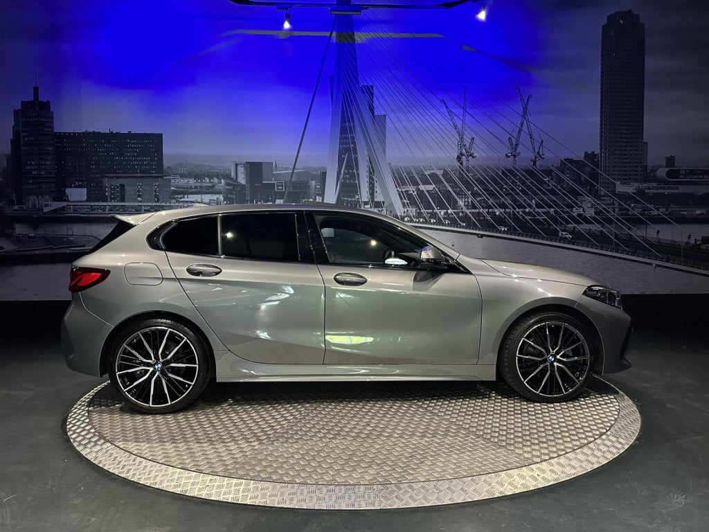 BMW 1 Serie 118i high executive *m-pack*pano*harmankardon*m-technic stoelen
