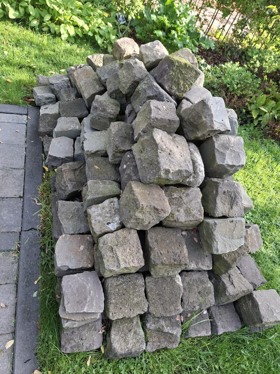 Basalt stenen of  kinderkoppen