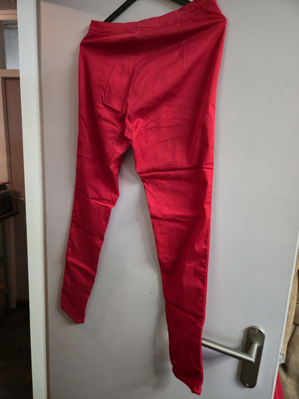 🌸 Felrode slim-fit broek van Terranova. Maat 42, maar valt klein. ✨️