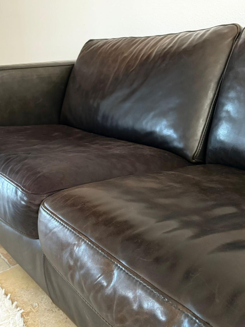 Stijvolle donkerbruin lederen bank