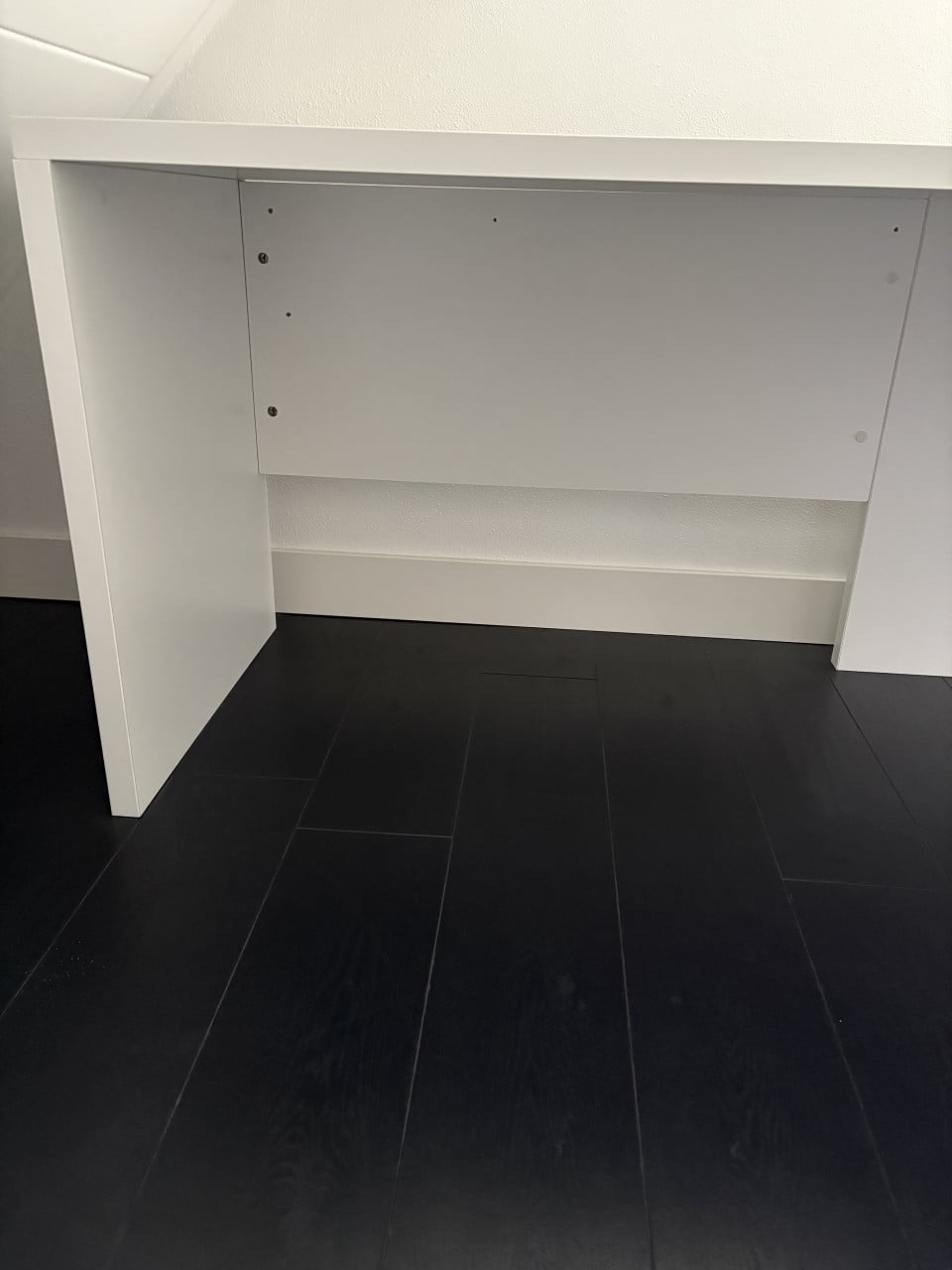Wit hoekbureau modern en ruim