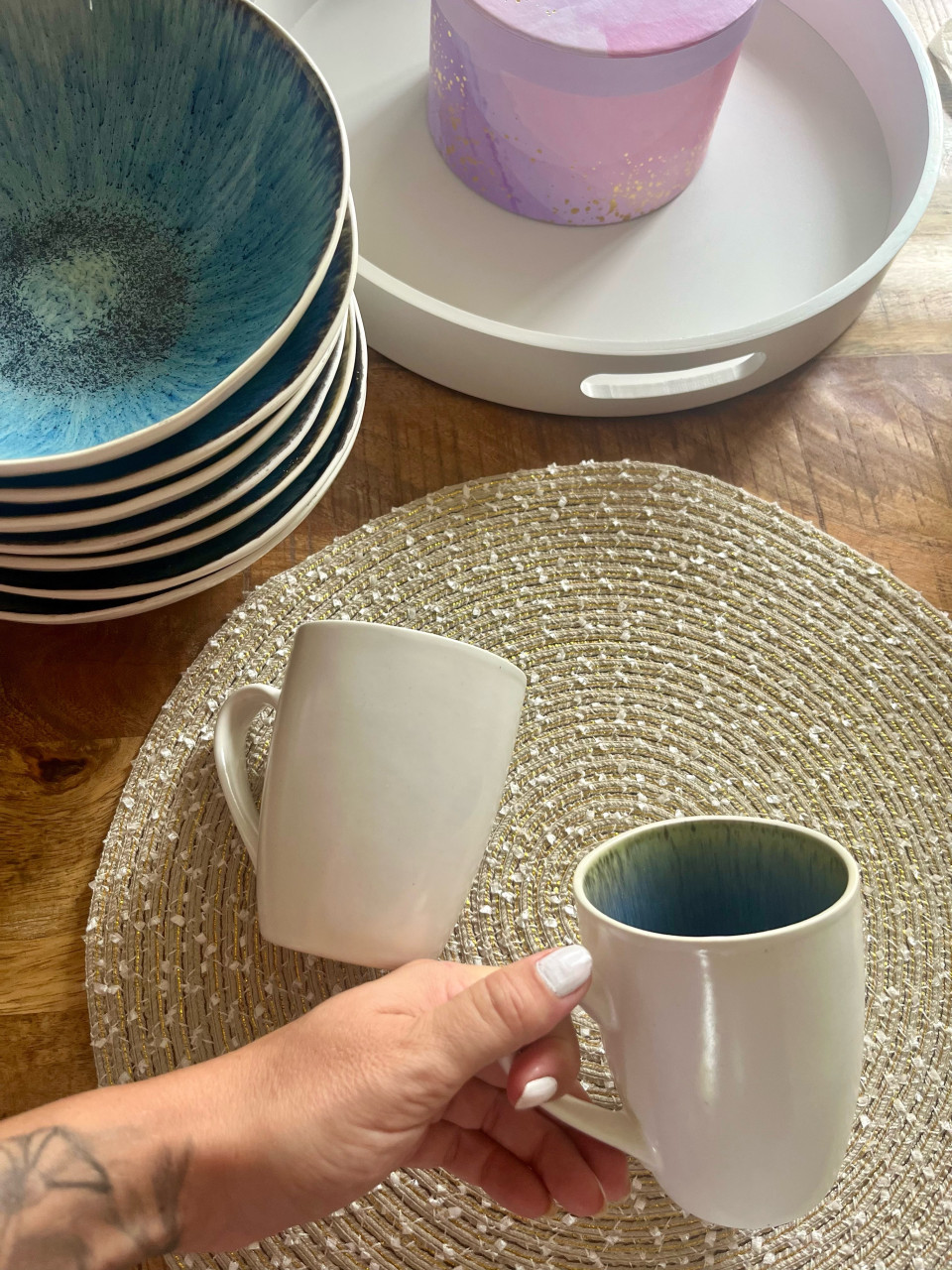 Prachtig hand gemaakt servies bestaande uit bordenmokken en kommen blokker