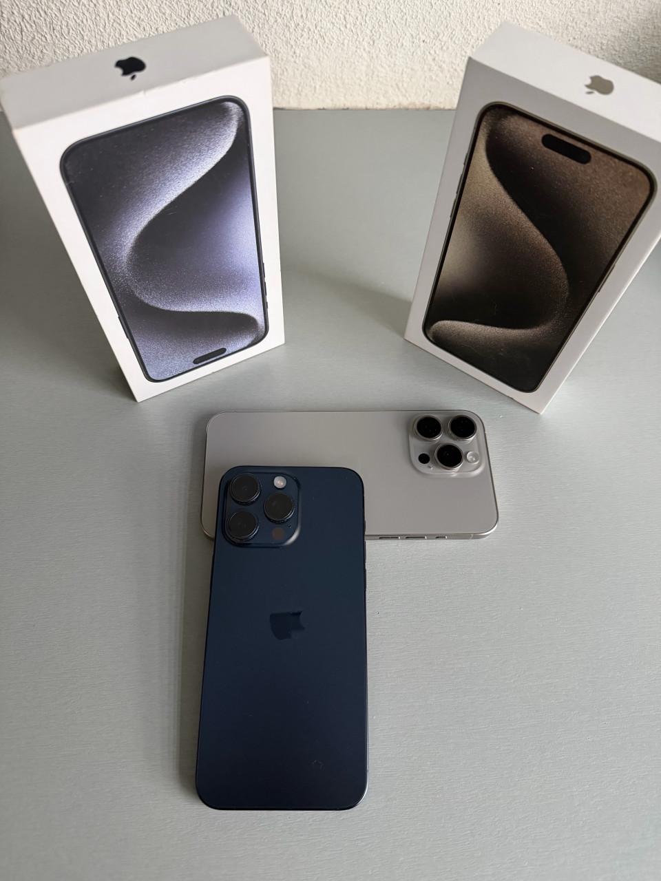 2x iPhone 15 Pro Max 256GB - Zo goed als nieuw!