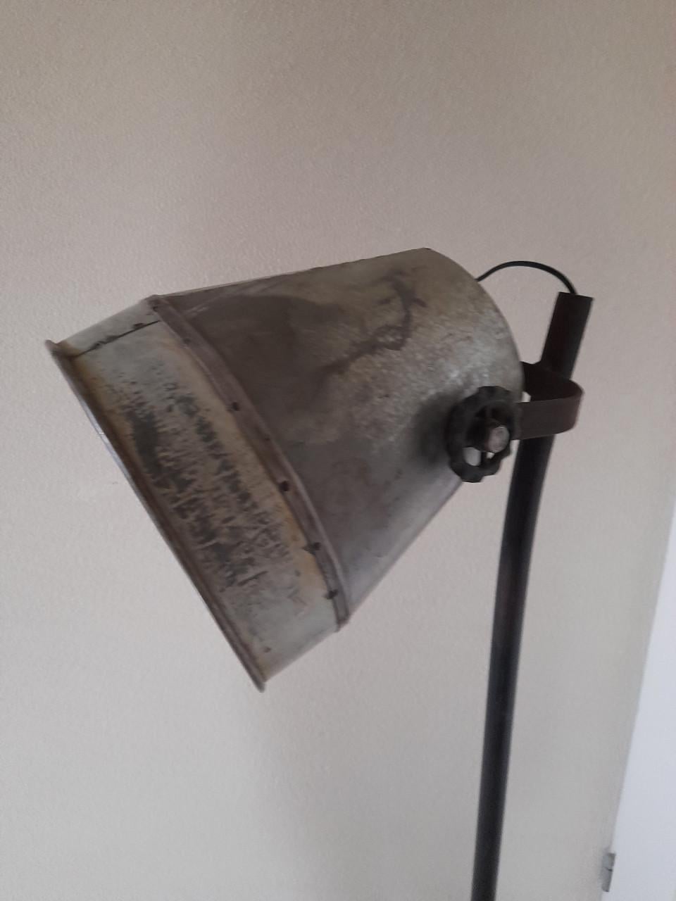 Leuke metalen vloerlamp (in goede staat )  Industriele look!