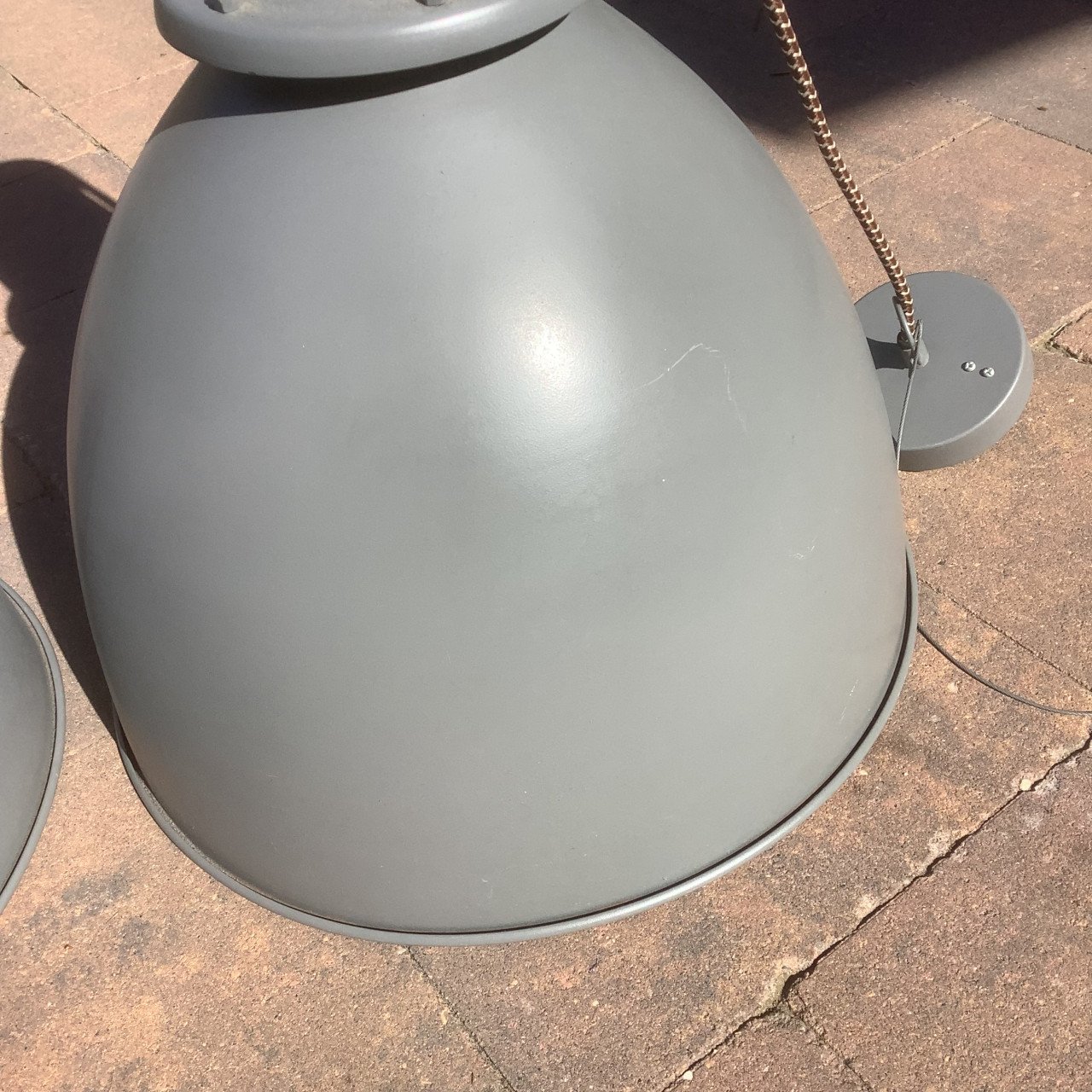 2 grote metalen lampen