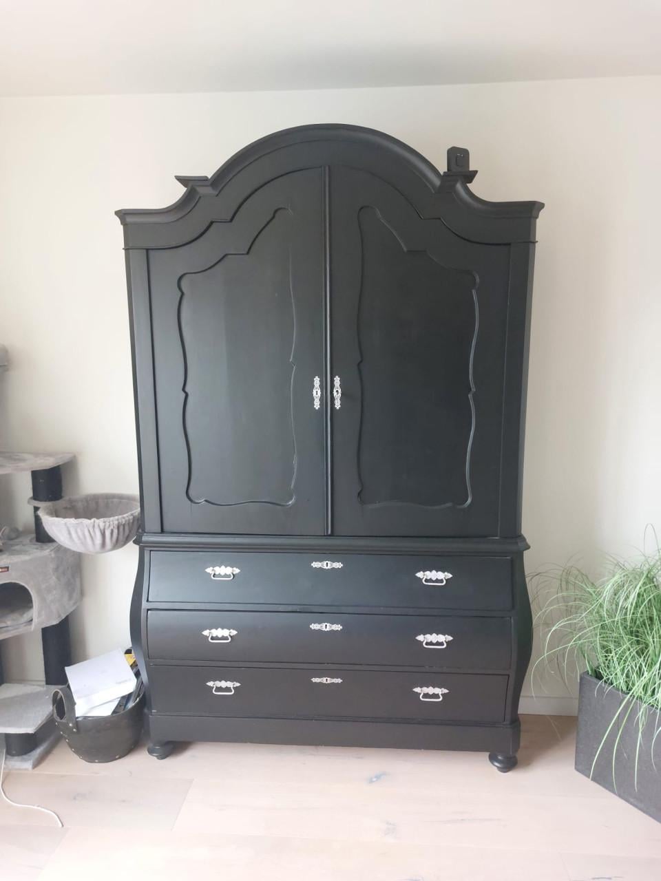 Oude buikkast te koop