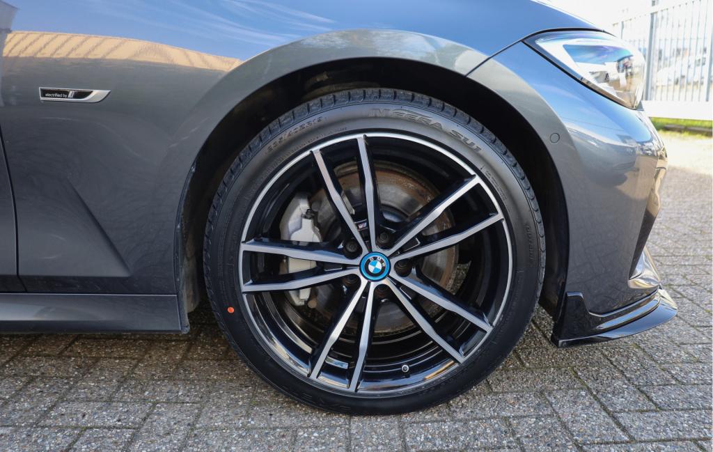 BMW 3-serie touring 330e m sport cam i trekhaak i acc i 292pk