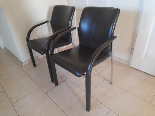 2 Leren Stoelen ( in goede nette staat )