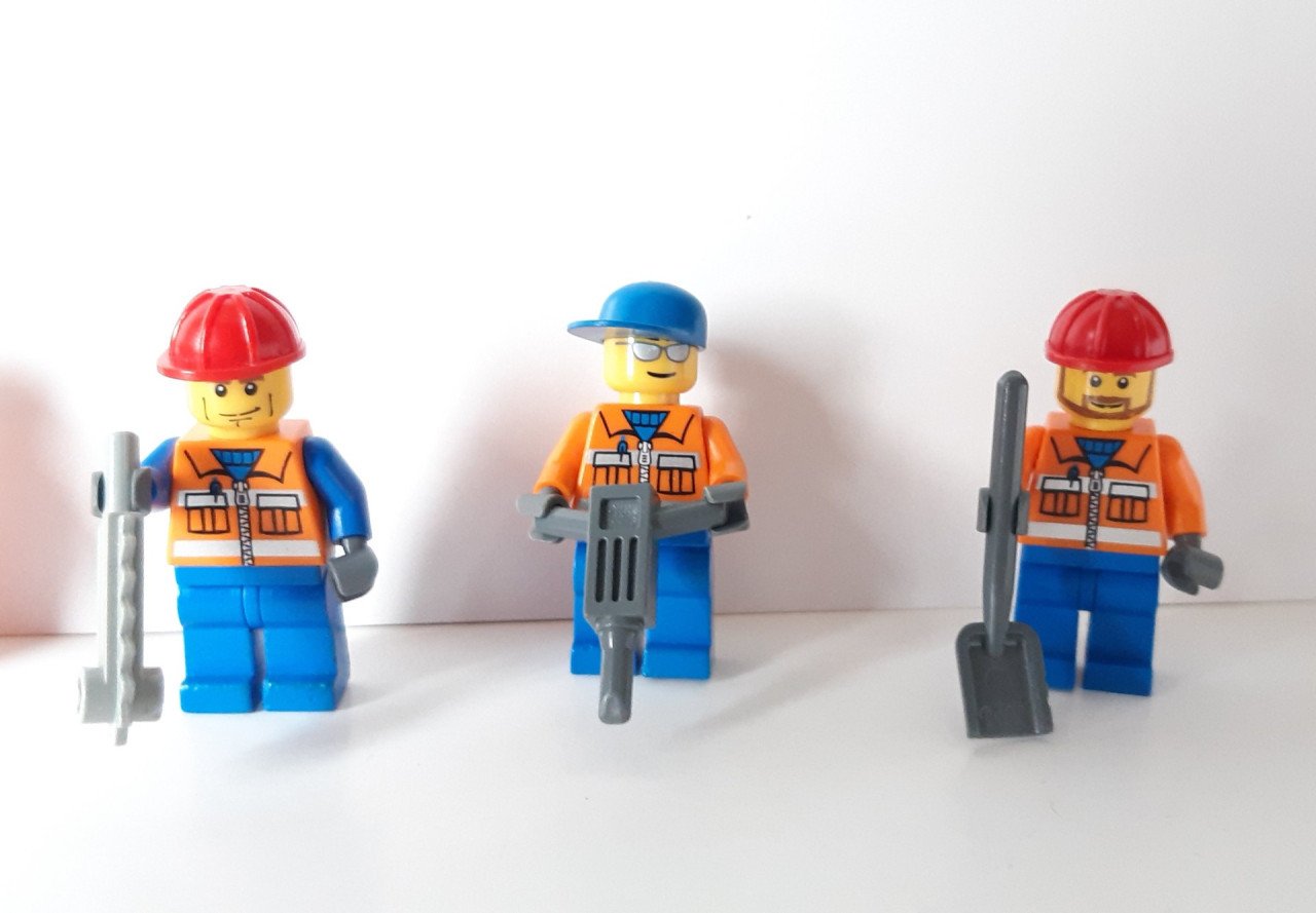 Lego minifiguren: werkman, bouwvakker met gereedschap