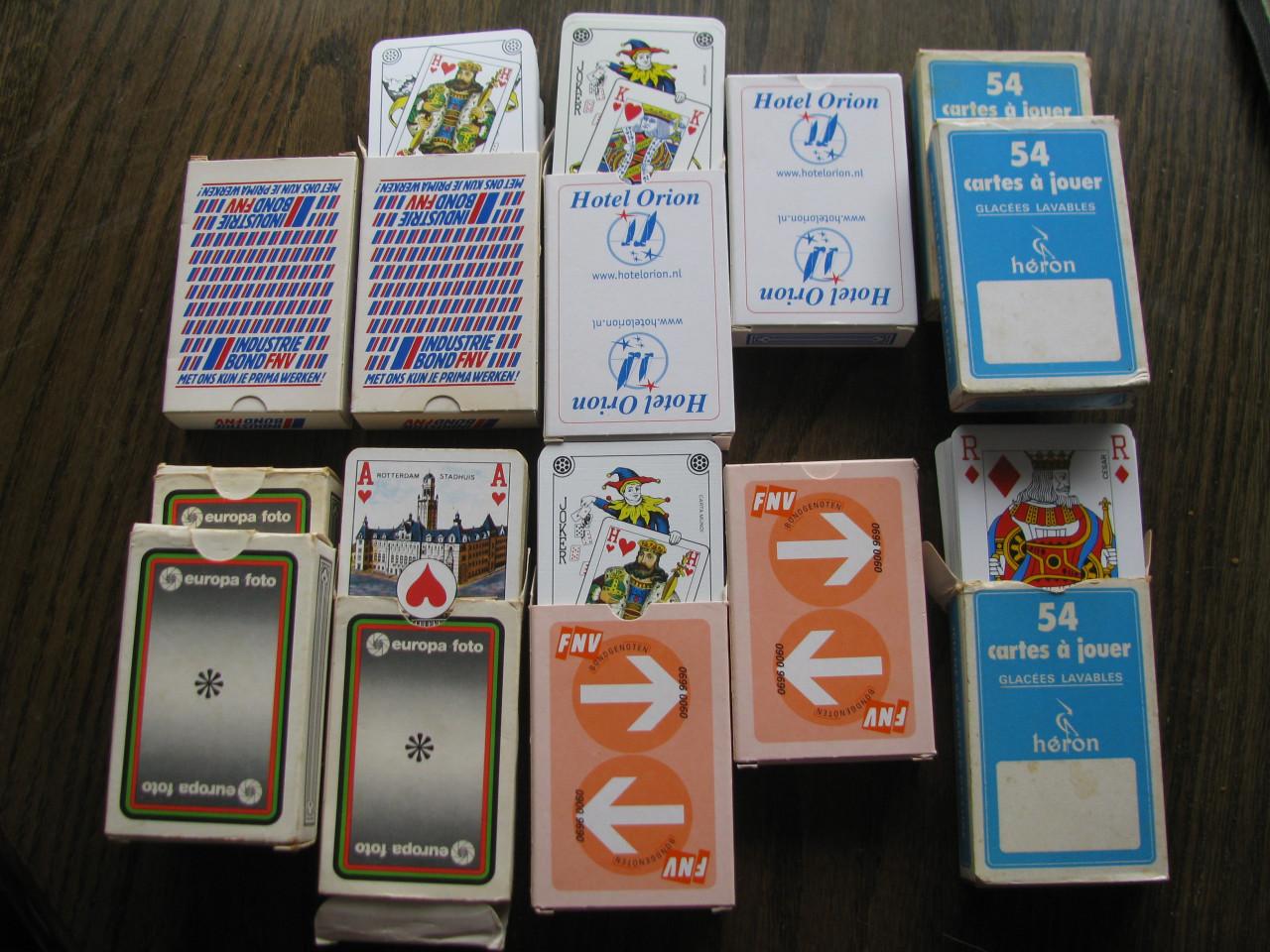 11 doosjes speelkaarten.