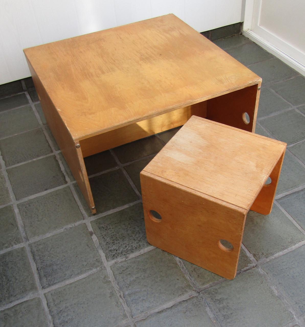 Kubus tafel en stoel van Dijk Montessori.