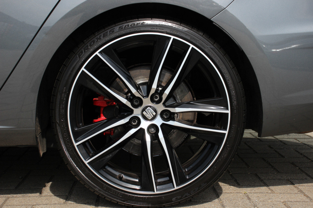 Seat Leon Sportstourer st 2.0 tsi cupra 300 4drive | pano. | camera | 301pk