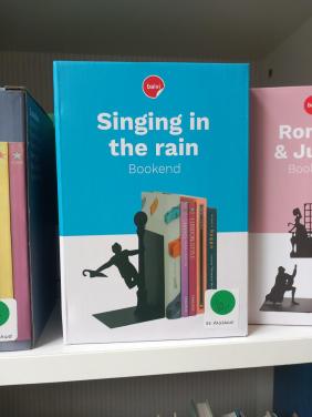 Boekensteun Singing in the rain