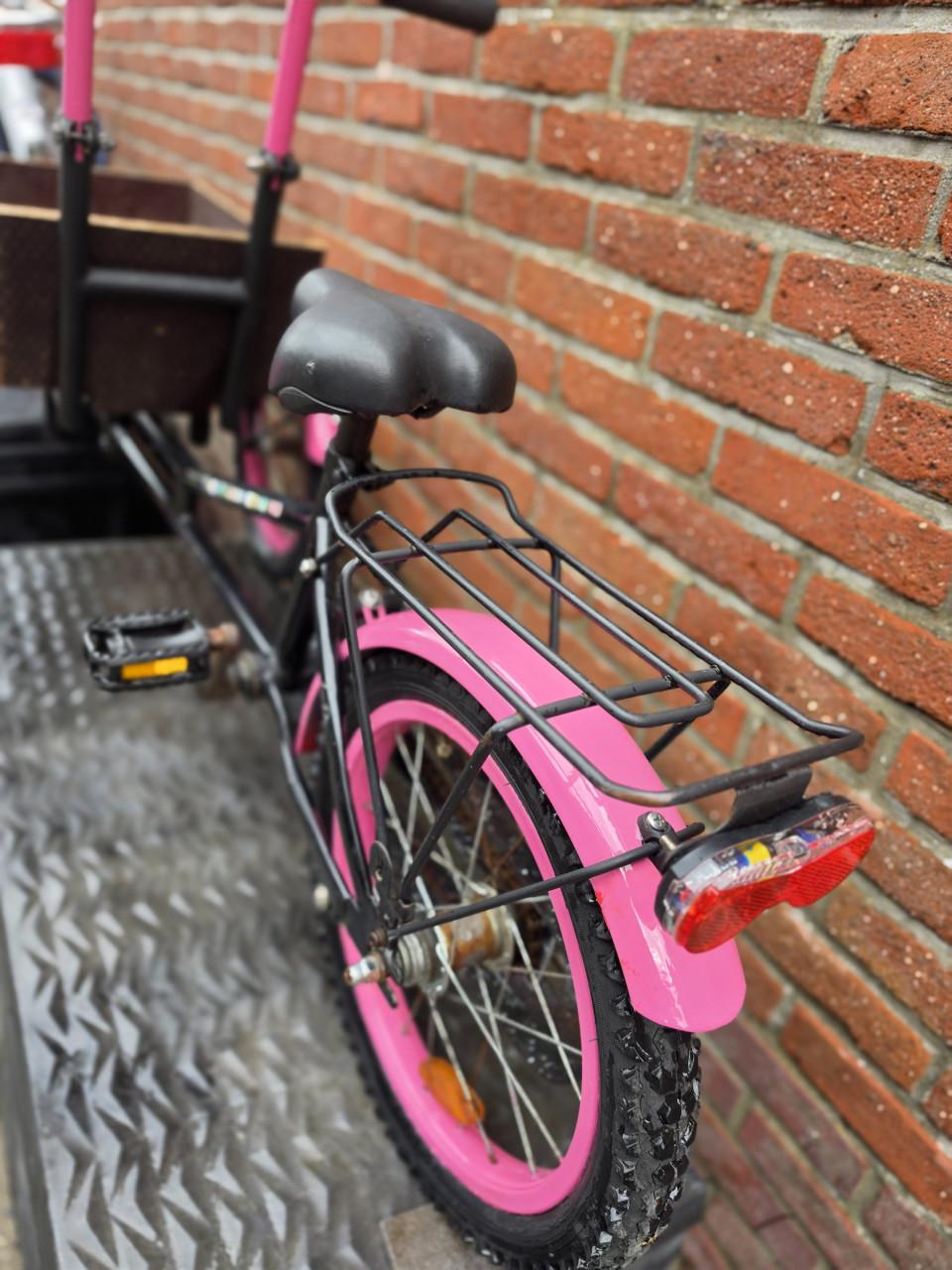 Kinderbakfietsje roze zwart 16 inch bloemetjes