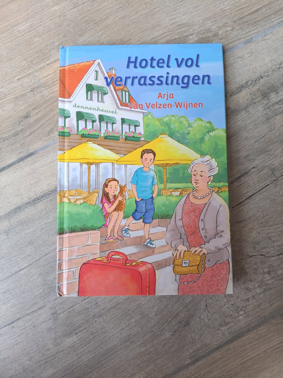 Hotel vol verrassingen van Arja van Velzen-Wijnen
