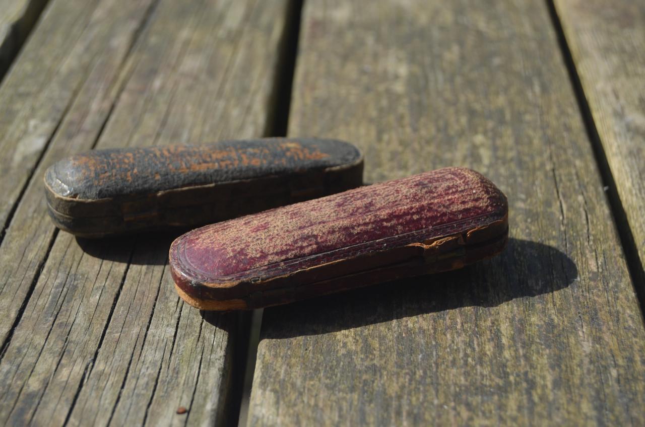 2 Antieke etuitjes voor rookwaar + pijpje