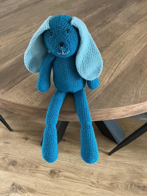 Nieuw: GEHAAKTE Knuffel konijnen - 1x roze + 1x blauw