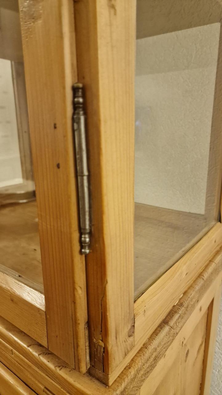 Grenen vitrinekast (Oost-Europees)