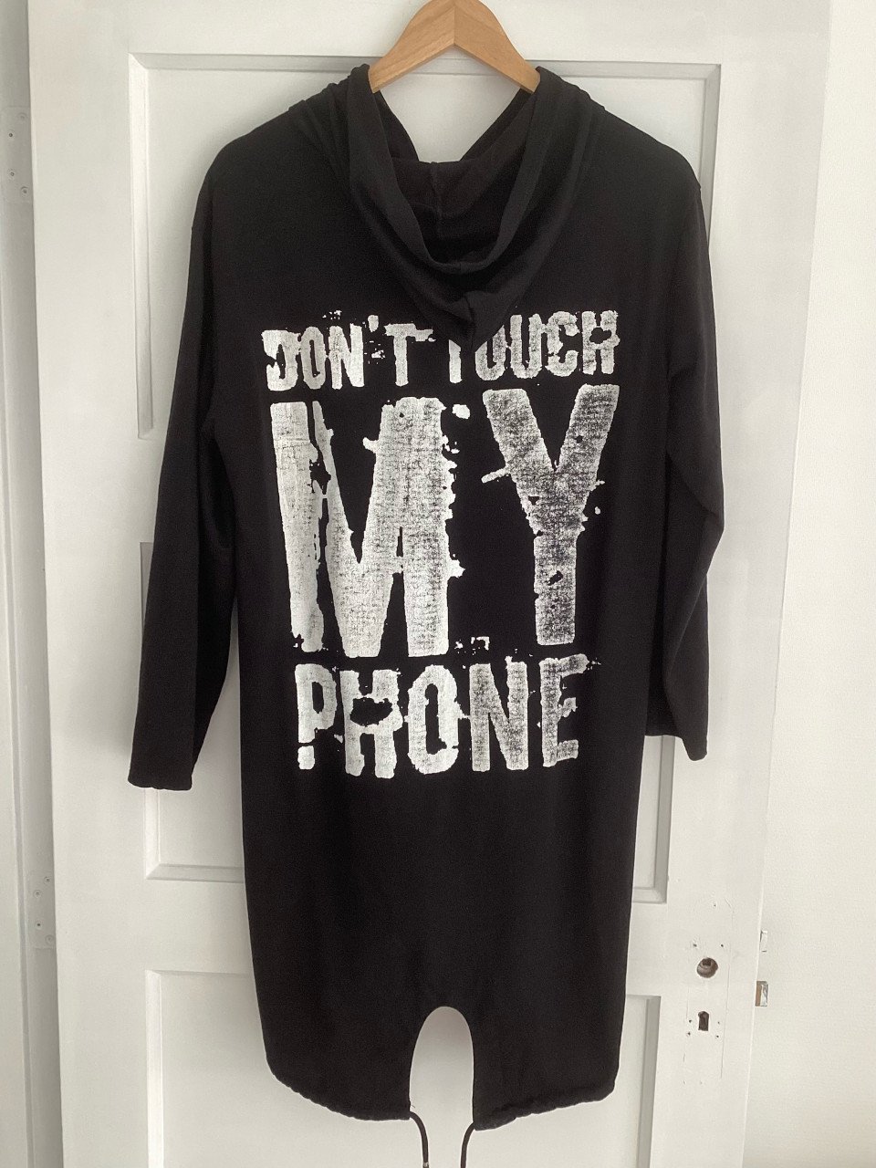 Mooi vest met letters op de rug maat L zgan en capuchon