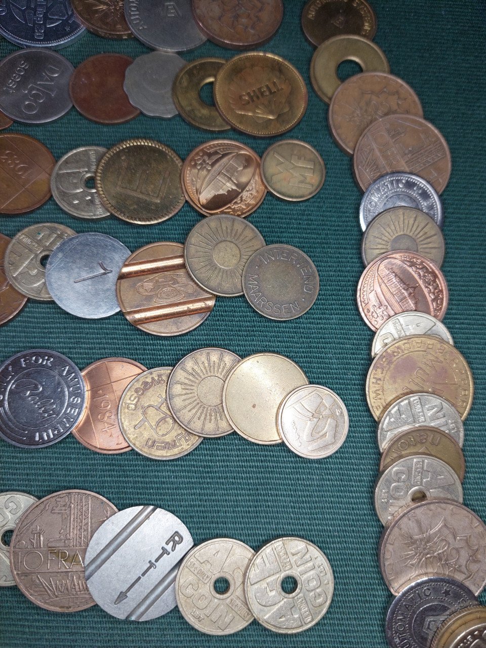 Verzameling tokens. 98 stuks.