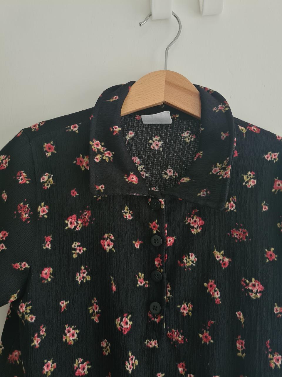 Zwart met rode bloemetjes jurkje van Zara mt 116