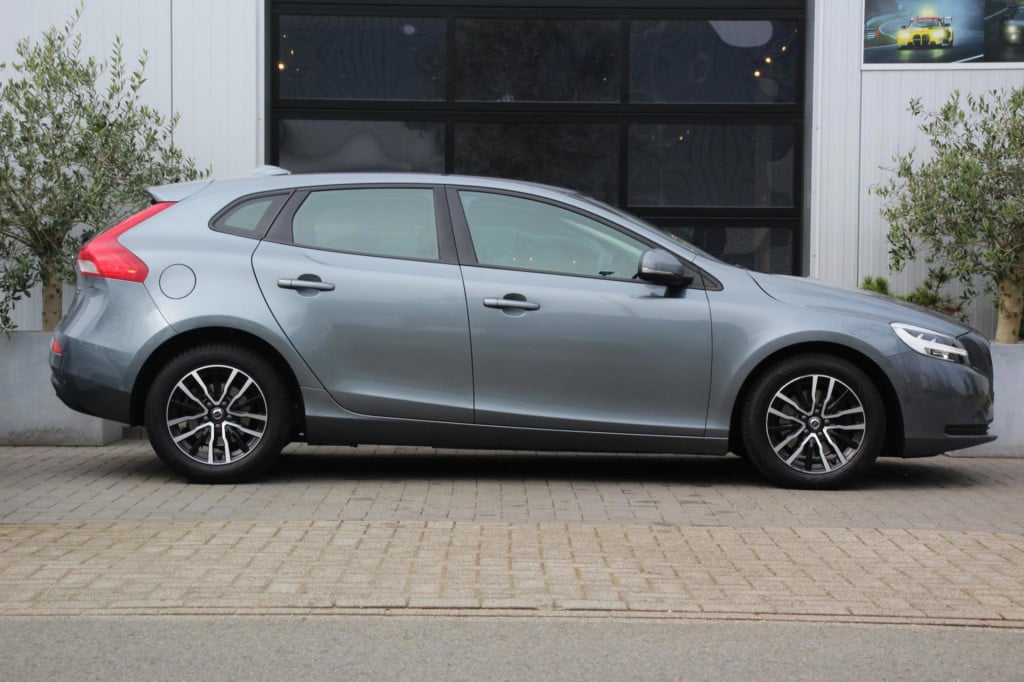 Volvo V40 2.0 t2 momentum polar+ navi - led - half leder - 1e eigenaar - lm