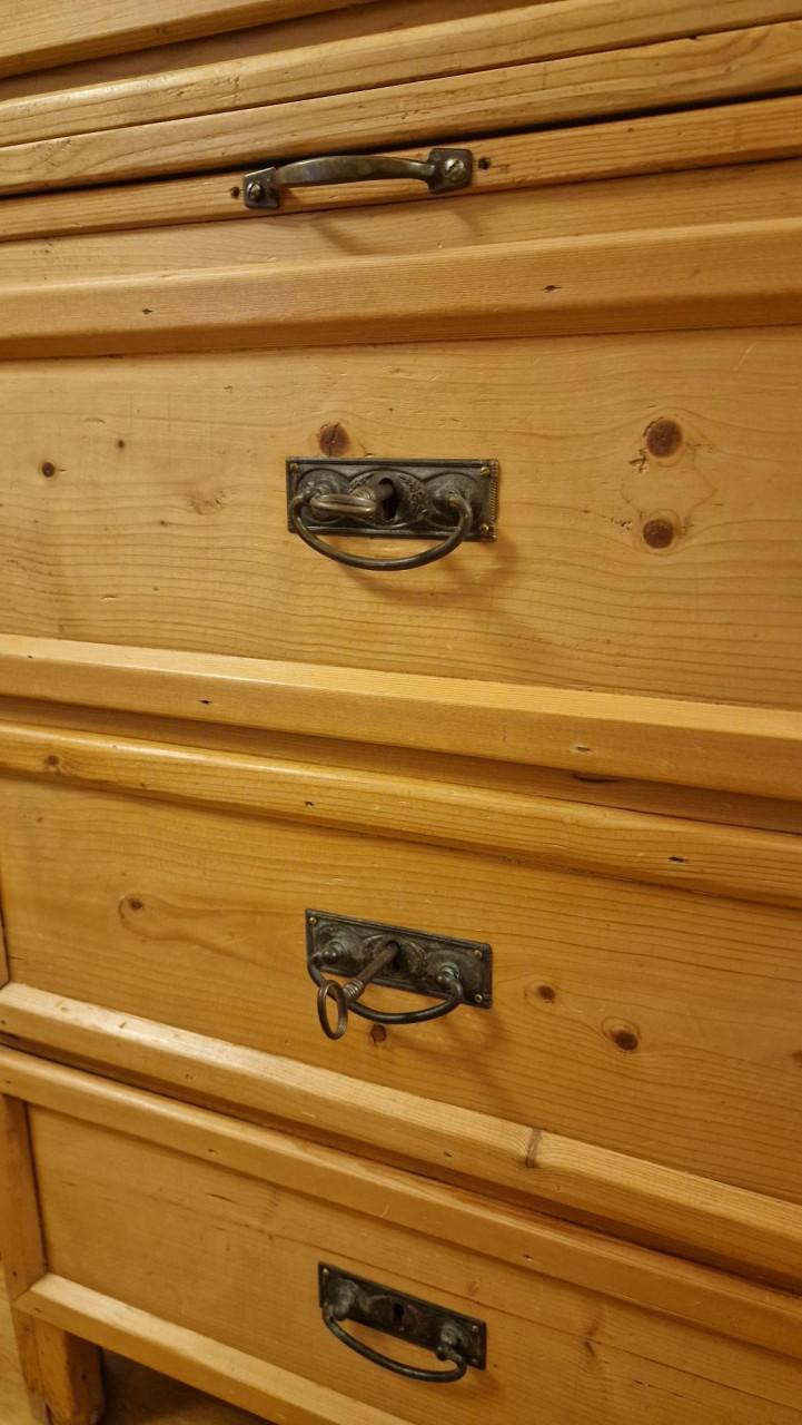 Grenen vitrinekast (Oost-Europees)