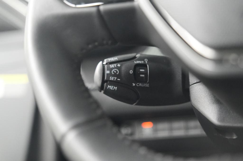 Peugeot 208 puretech 100 eat8 allure pack | camera | apple carplay | parkee