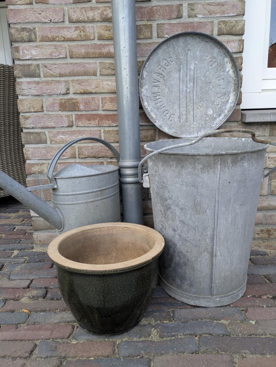 Zinken vuilnisemmer, gieter, bloempot