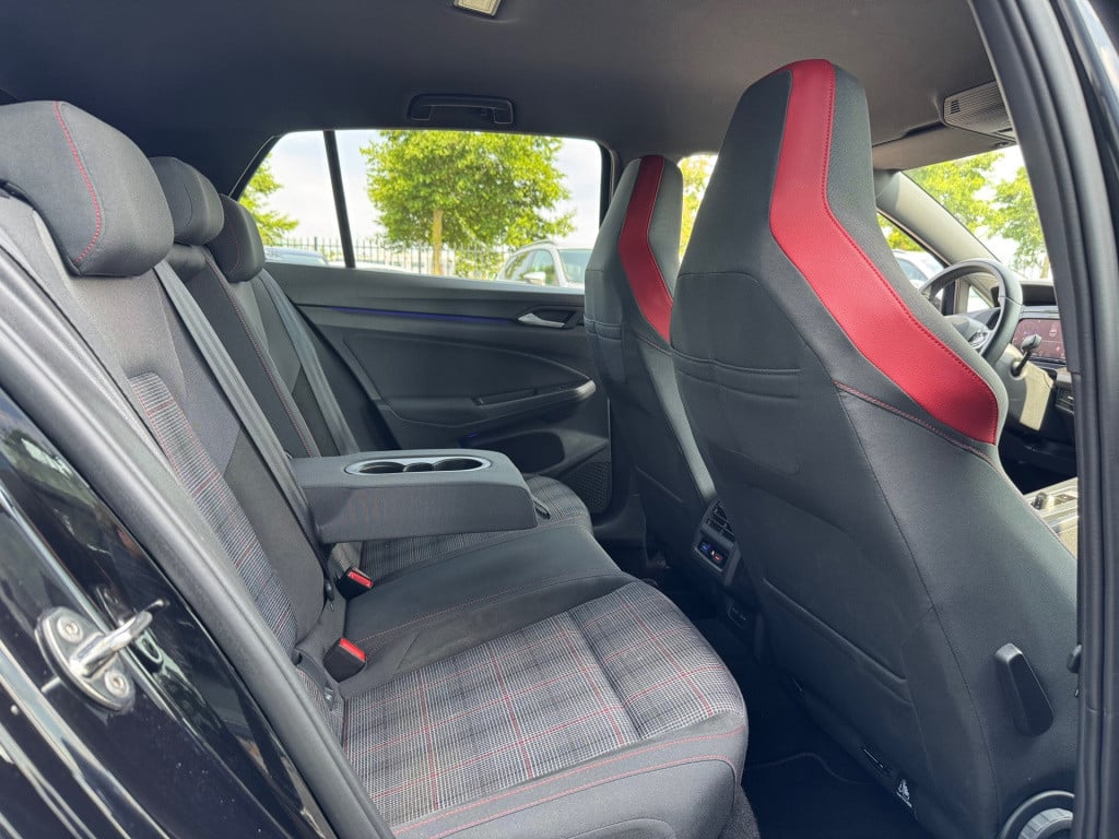 Volkswagen Golf 2.0 tsi gti * camera * stoel + stuur verwarming * carplay