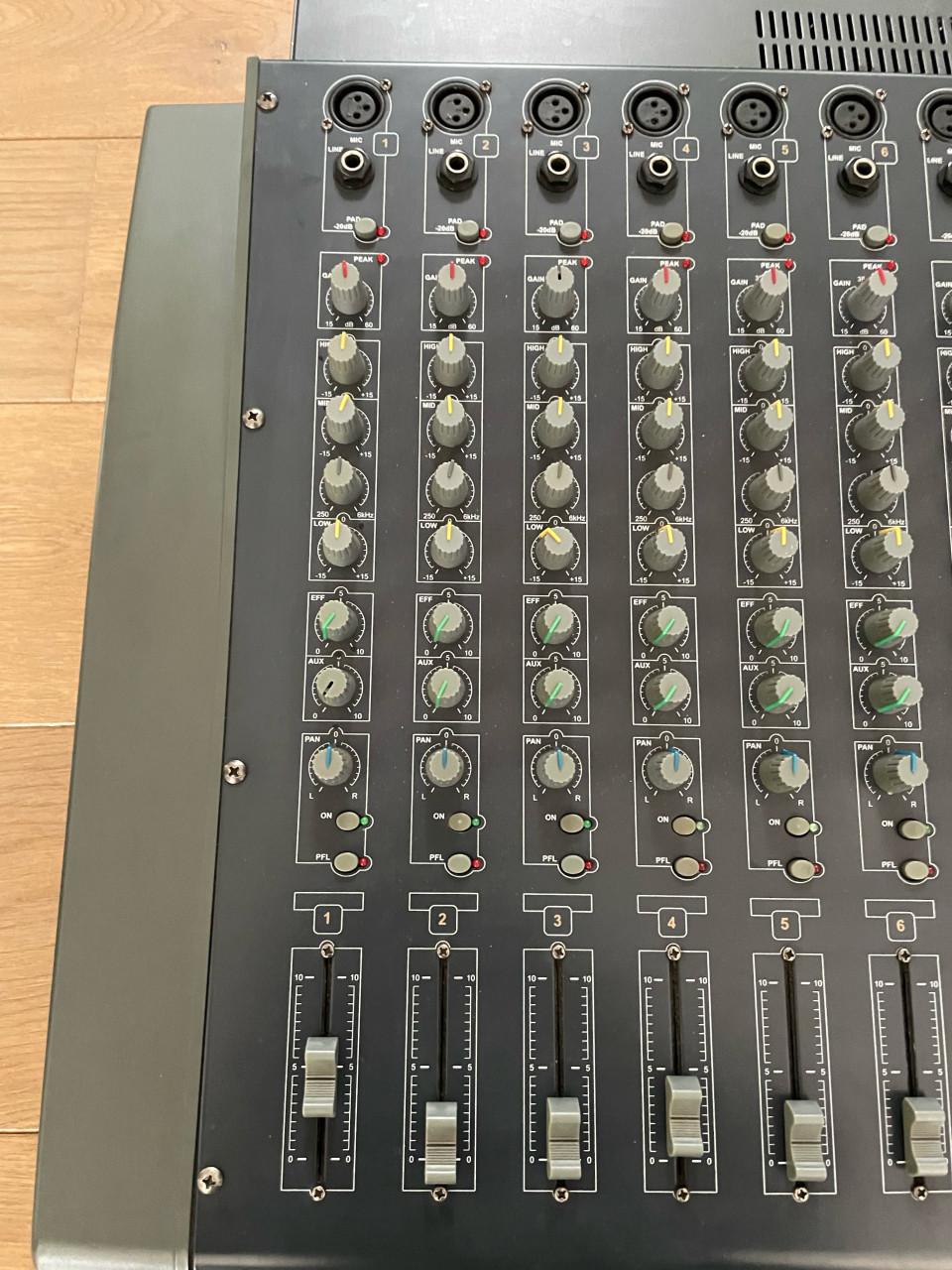 12 kanaals powermixer met 2 boxen