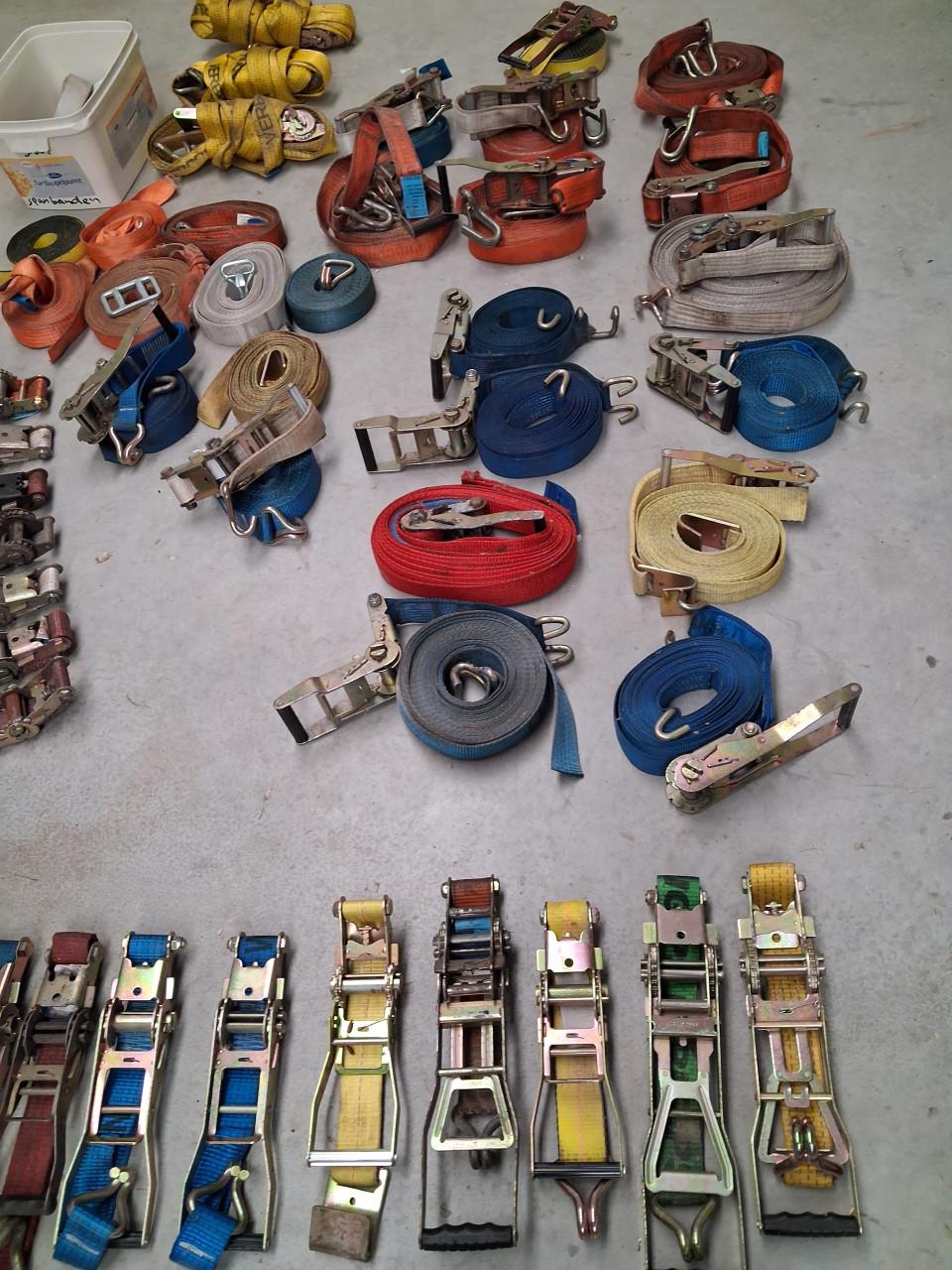 Spanbanden compleet met haken en ratels.