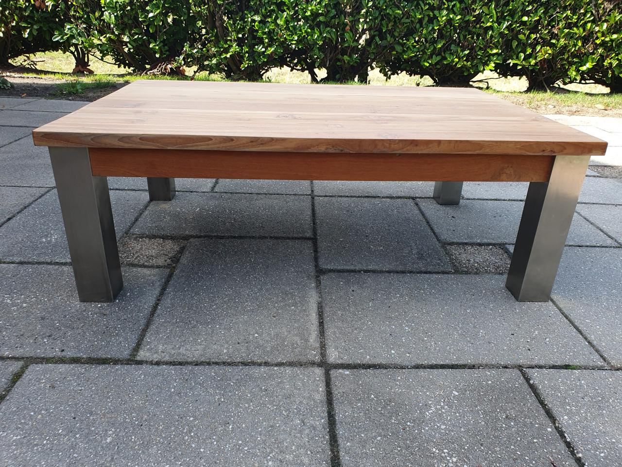 Strakke teakhouten tafel. Afmetingen: 120-80-45