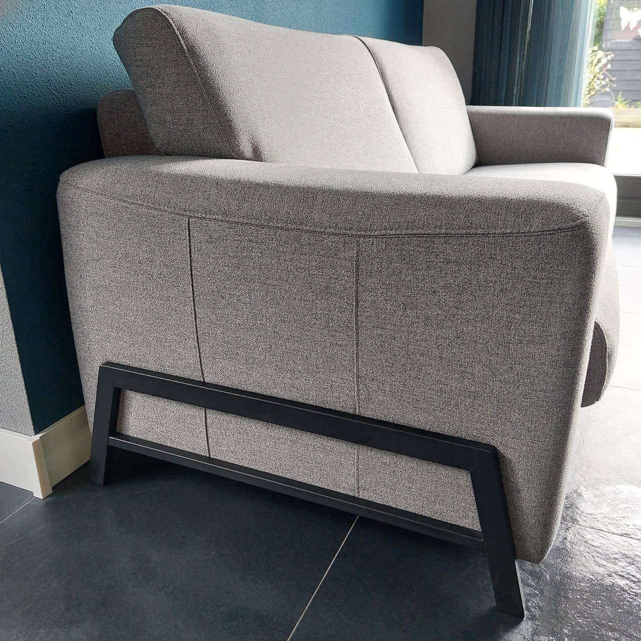 3-zits bank grijs stof met zwart metalen design poten - Henders & Hazel