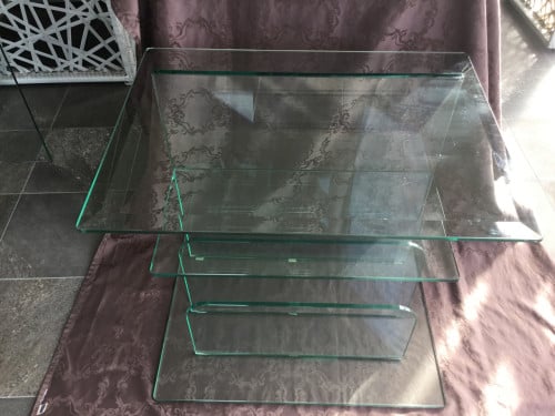 2 glazen bijzettafeltjes (1 met lektuurbak)