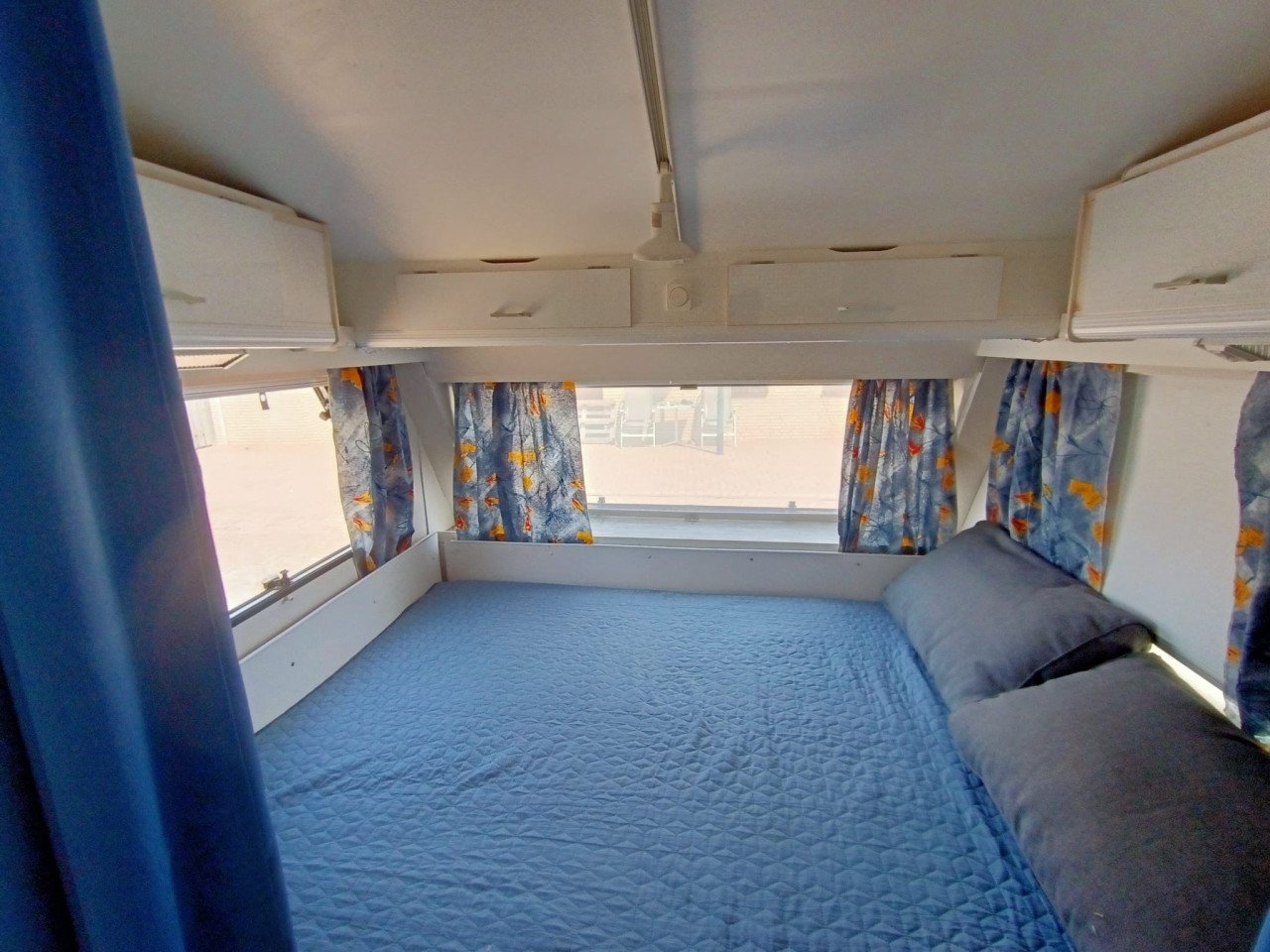 Gezinscaravan Kip 48T van 1990 met zonnepaneel