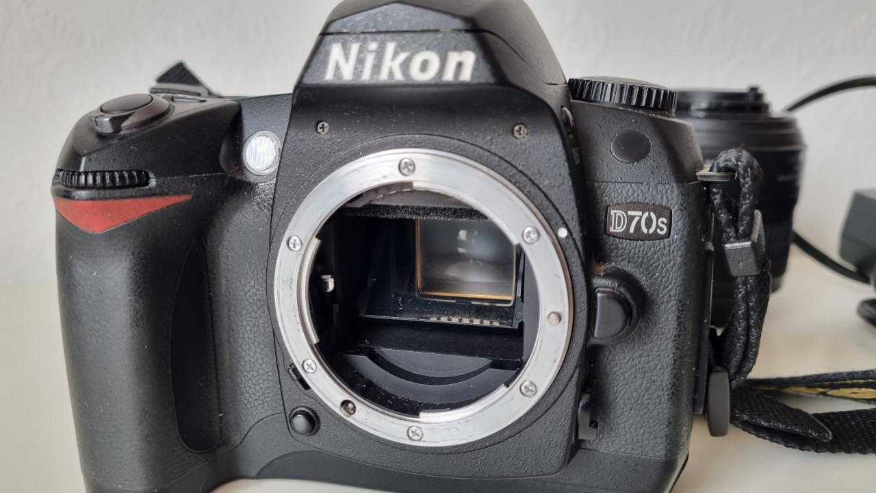 Nikon D70S digitale camera + 18-55mm AFS lens