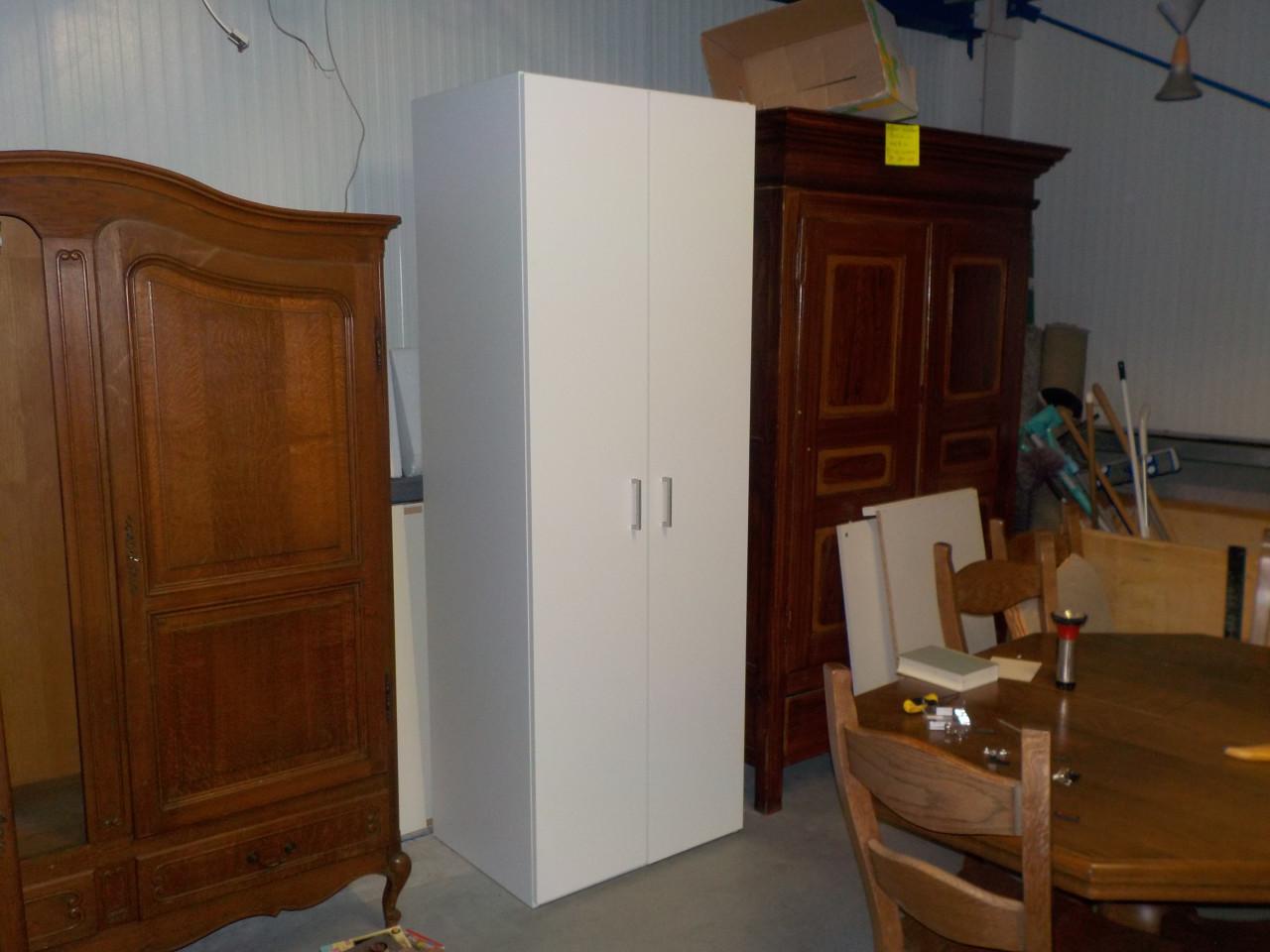 Mooie kwaliteit hoge kleer/hangkast in zeer goede staat