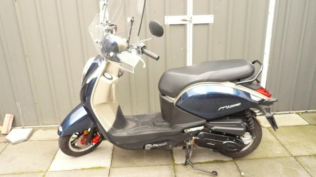 Sym mio snorscooter als nieuw.