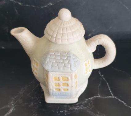 Miniatuur theepotje 8 cm hoog i.pr.st.