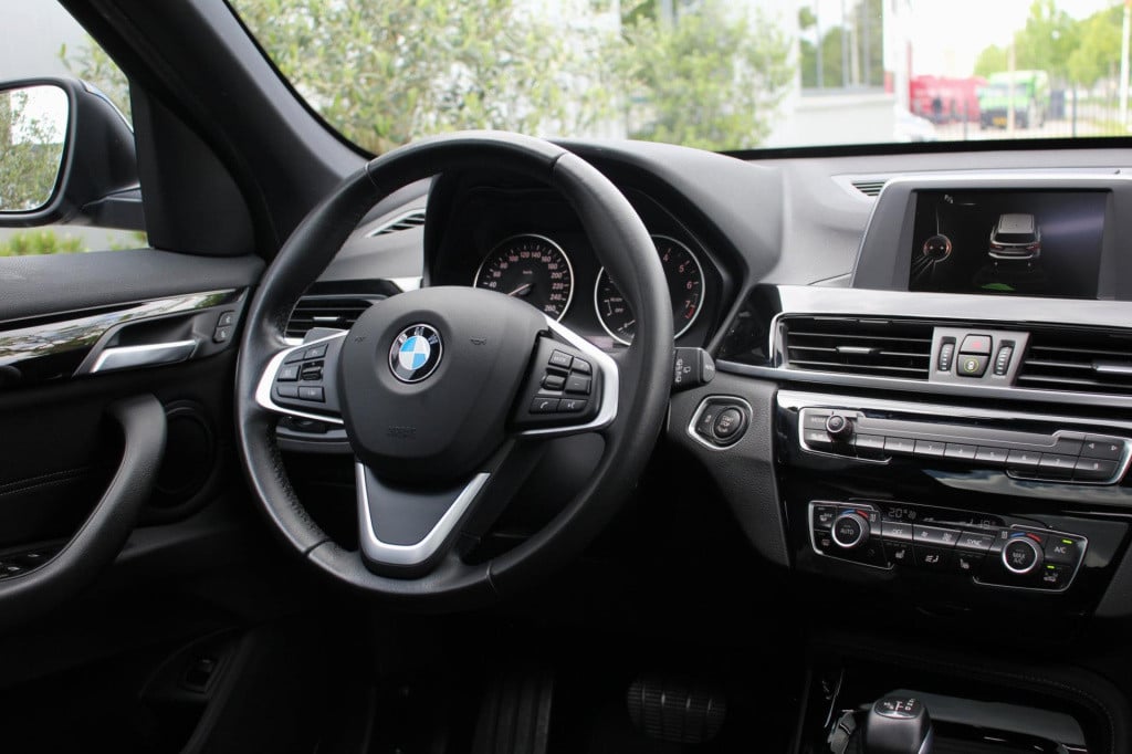 BMW X1 xdrive20i sport line automaat - led - pano - navi - stoel verw - cru