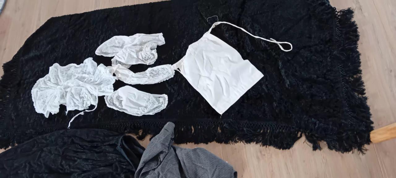 Boerinnengoed. Hemdrokken sjaal en mutsen. Arnemuids en walchers